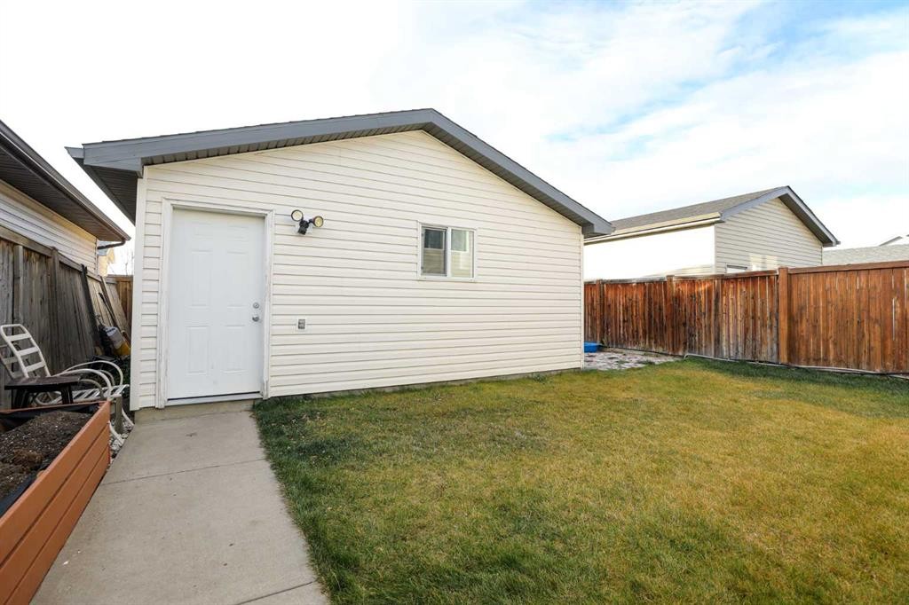 52 Lynx Road North, Lethbridge, AB - Outdoor With Exterior