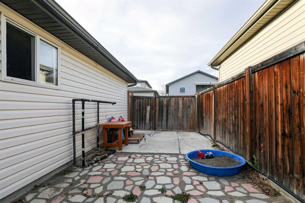 52 Lynx Road North, Lethbridge, AB - Outdoor With Exterior