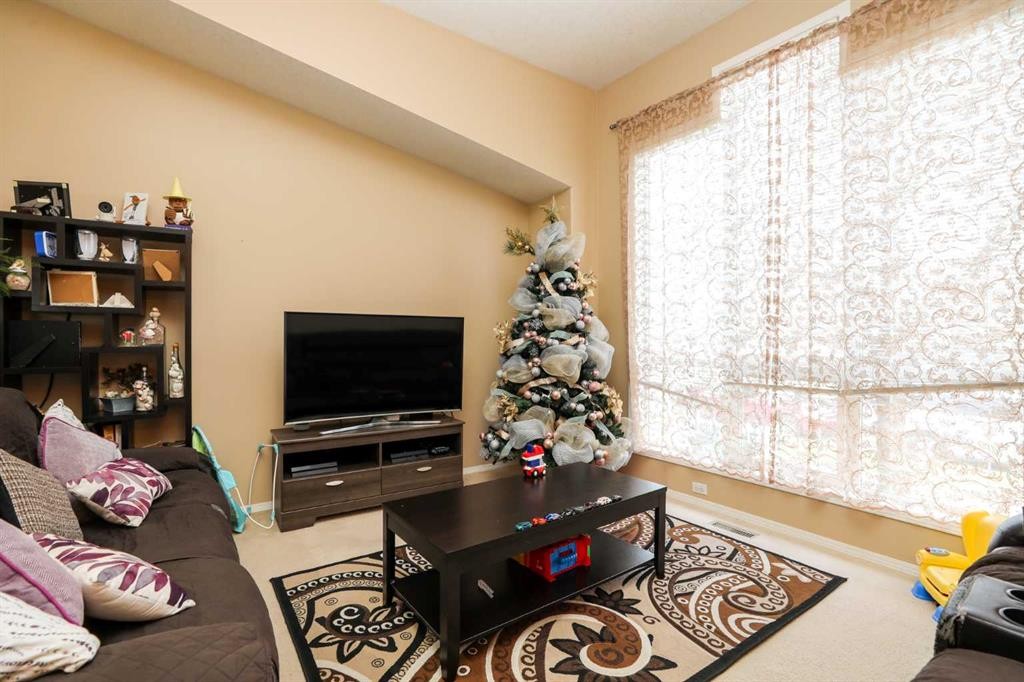 52 Lynx Road North, Lethbridge, AB - Indoor Photo Showing Living Room
