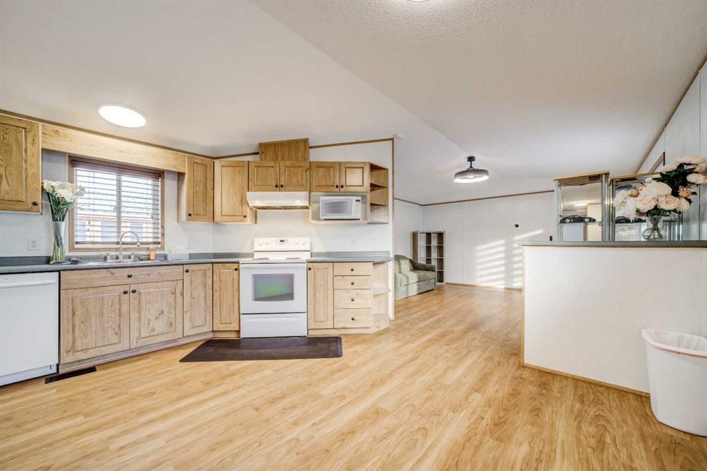 27 Westover Crescent West, Claresholm, AB - Indoor Photo Showing Kitchen