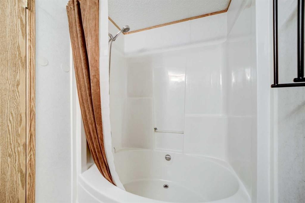 27 Westover Crescent West, Claresholm, AB - Indoor Photo Showing Bathroom