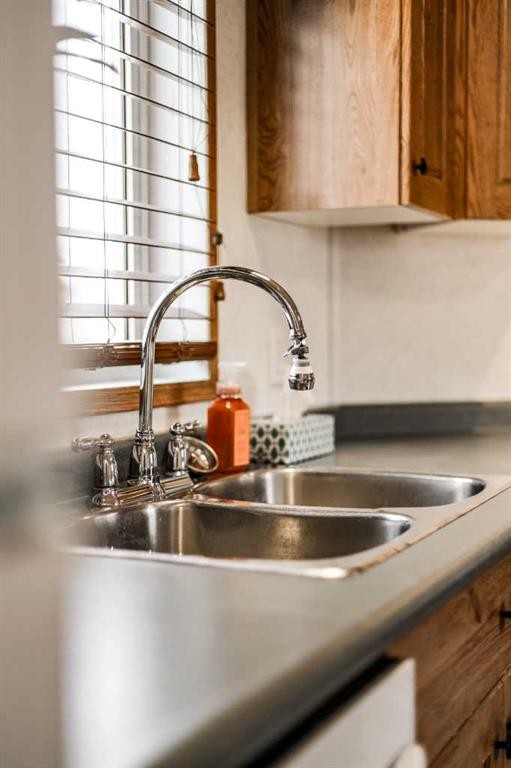 27 Westover Crescent West, Claresholm, AB - Indoor Photo Showing Kitchen With Double Sink