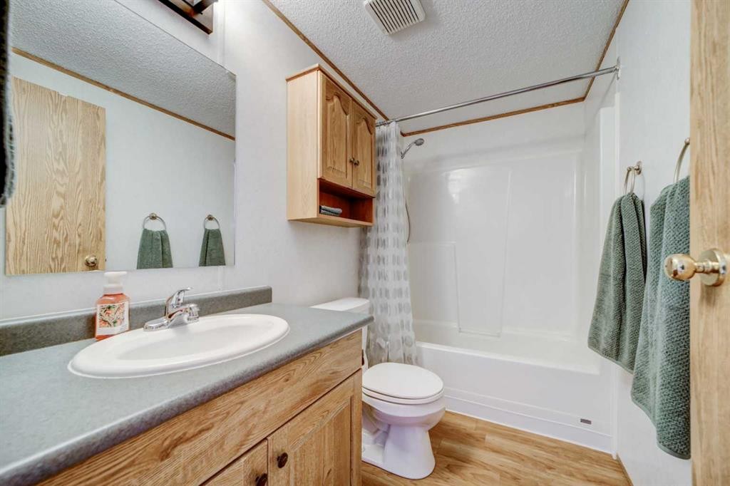 27 Westover Crescent West, Claresholm, AB - Indoor Photo Showing Bathroom