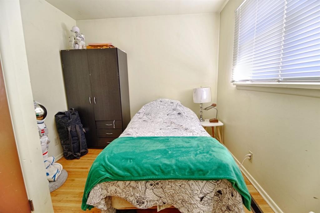 451 19 Street North, Lethbridge, AB - Indoor Photo Showing Bedroom