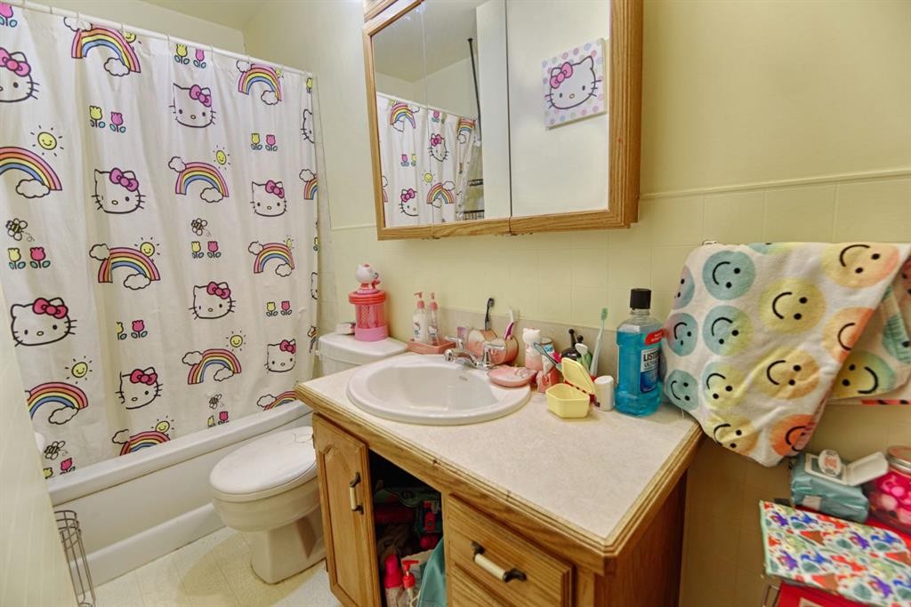 451 19 Street North, Lethbridge, AB - Indoor Photo Showing Bathroom