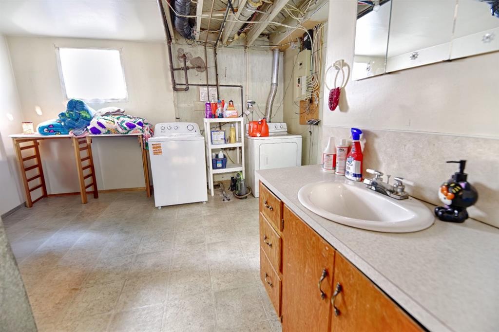 451 19 Street North, Lethbridge, AB - Indoor Photo Showing Laundry Room