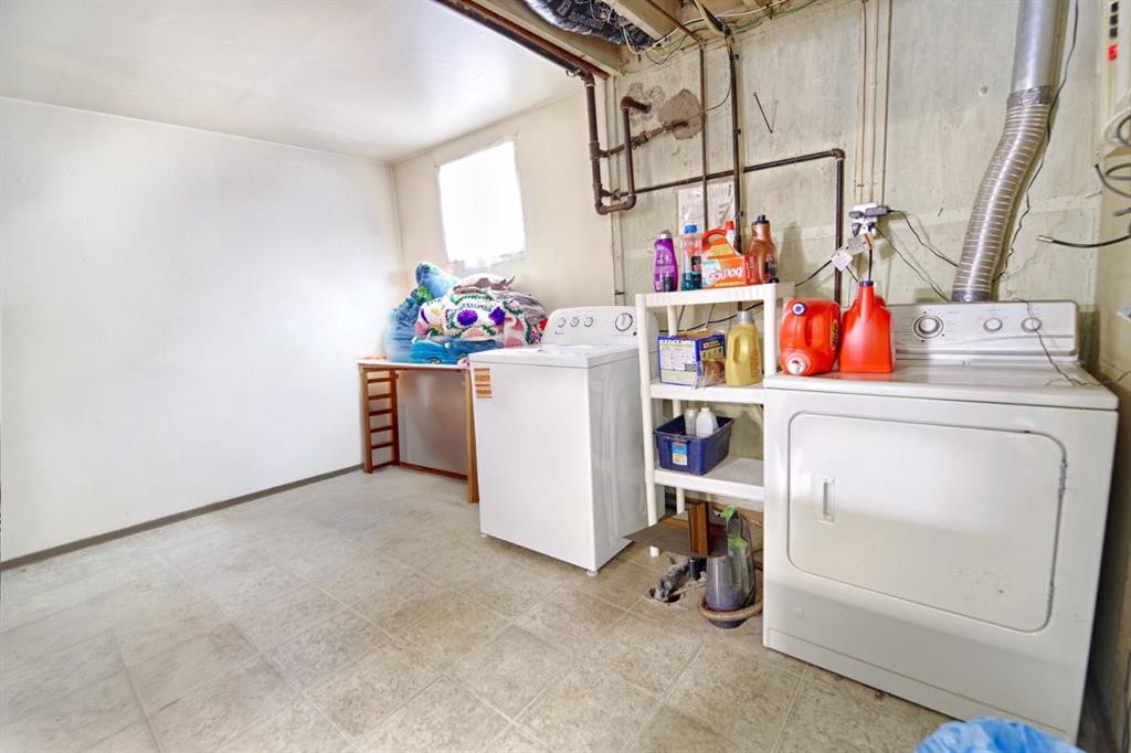 451 19 Street North, Lethbridge, AB - Indoor Photo Showing Laundry Room