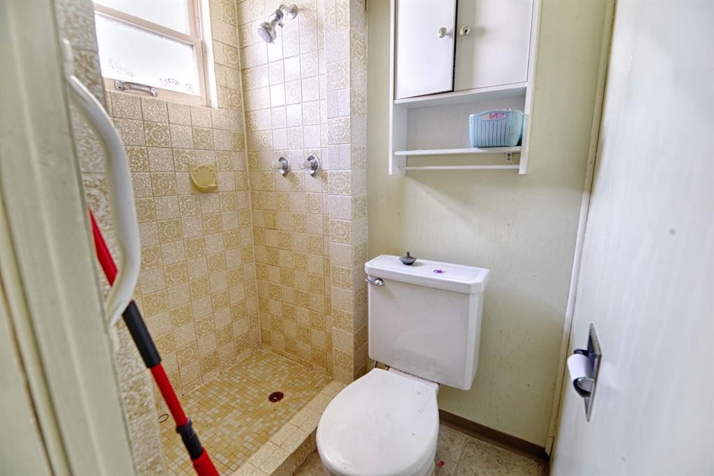 451 19 Street North, Lethbridge, AB - Indoor Photo Showing Bathroom