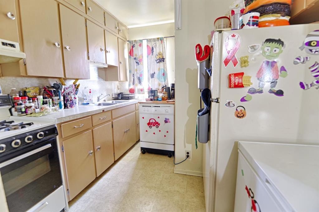 451 19 Street North, Lethbridge, AB - Indoor Photo Showing Kitchen