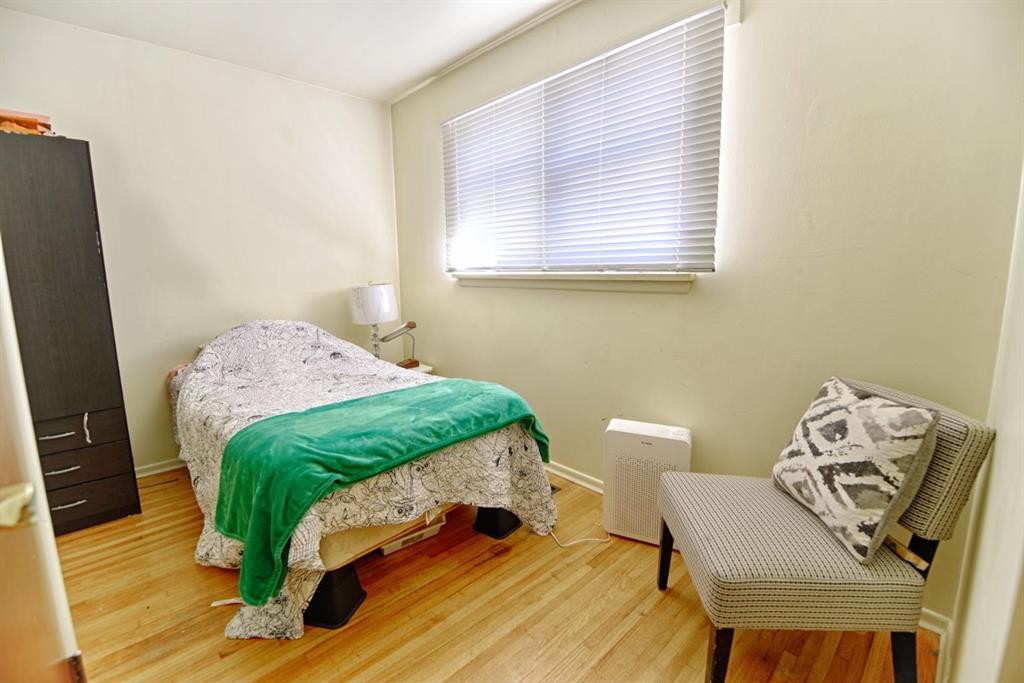 451 19 Street North, Lethbridge, AB - Indoor Photo Showing Bedroom
