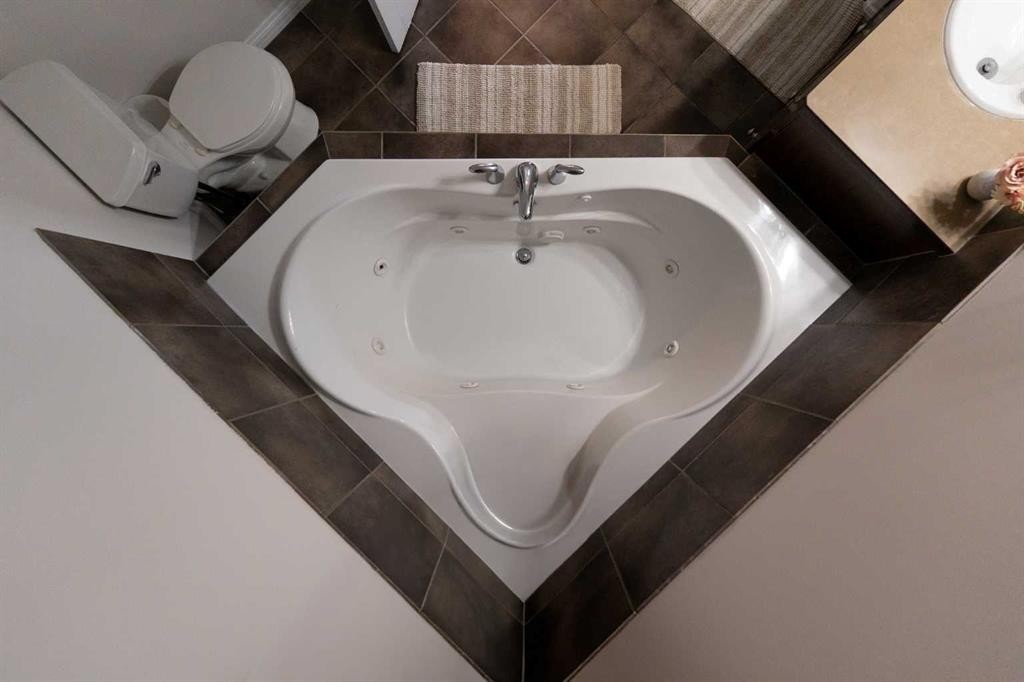 148 Coalbanks Boulevard West, Lethbridge, AB - Indoor Photo Showing Bathroom