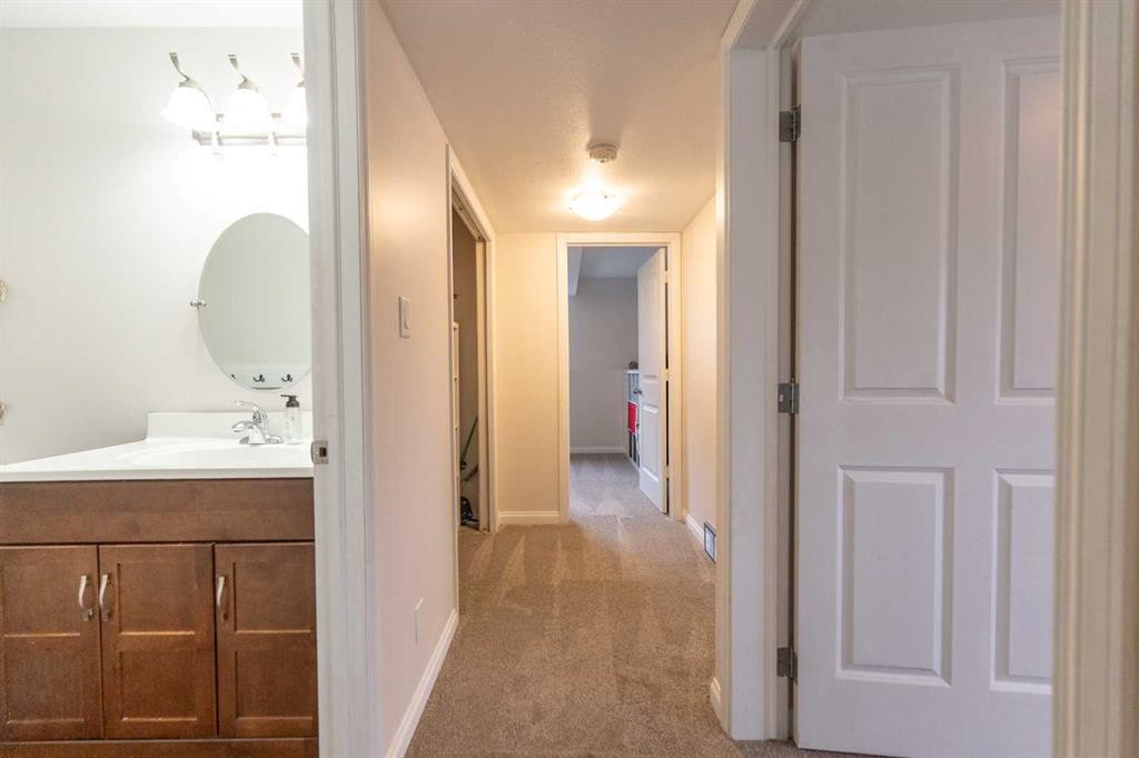 148 Coalbanks Boulevard West, Lethbridge, AB - Indoor Photo Showing Bathroom