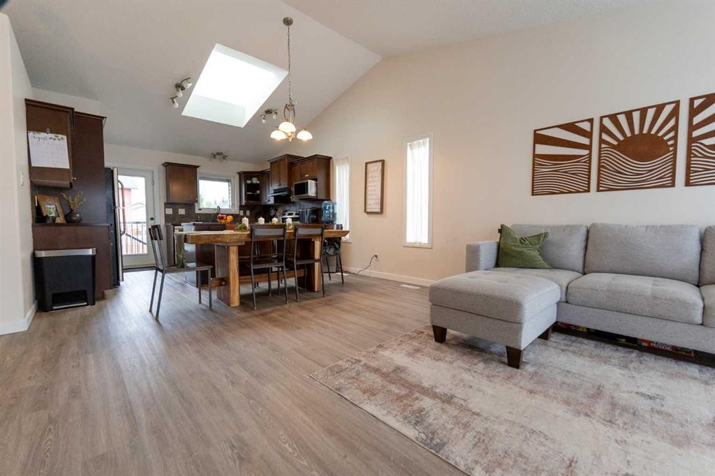 148 Coalbanks Boulevard West, Lethbridge, AB - Indoor Photo Showing Living Room