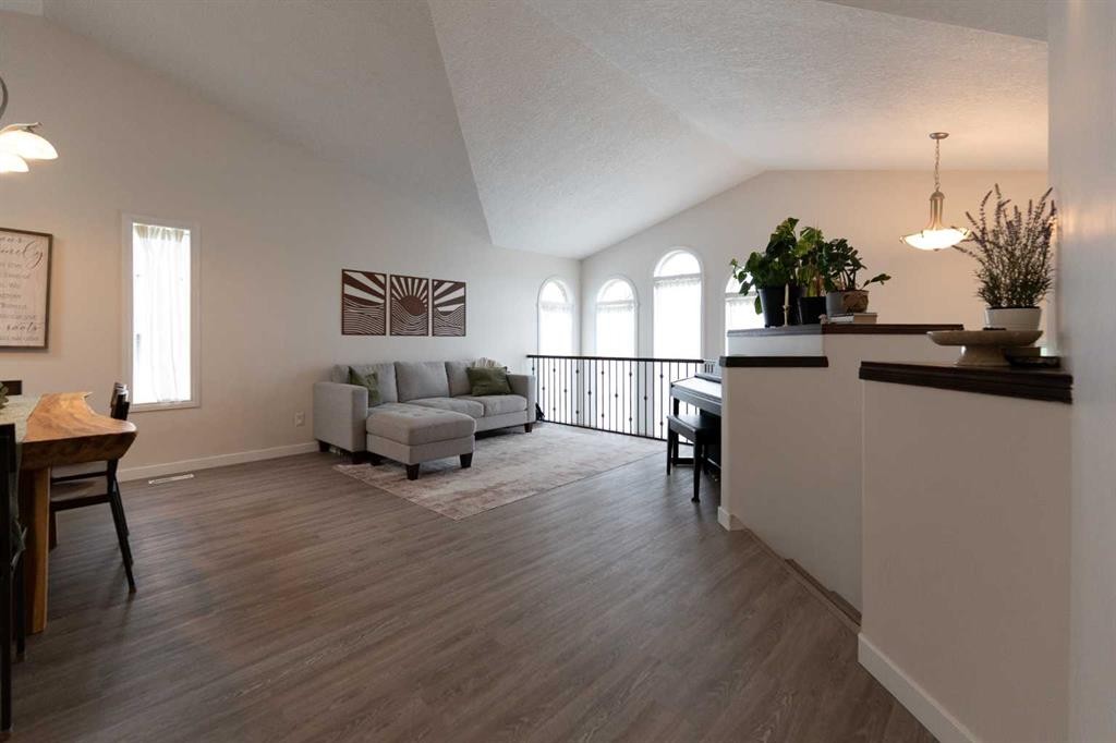 148 Coalbanks Boulevard West, Lethbridge, AB - Indoor Photo Showing Living Room