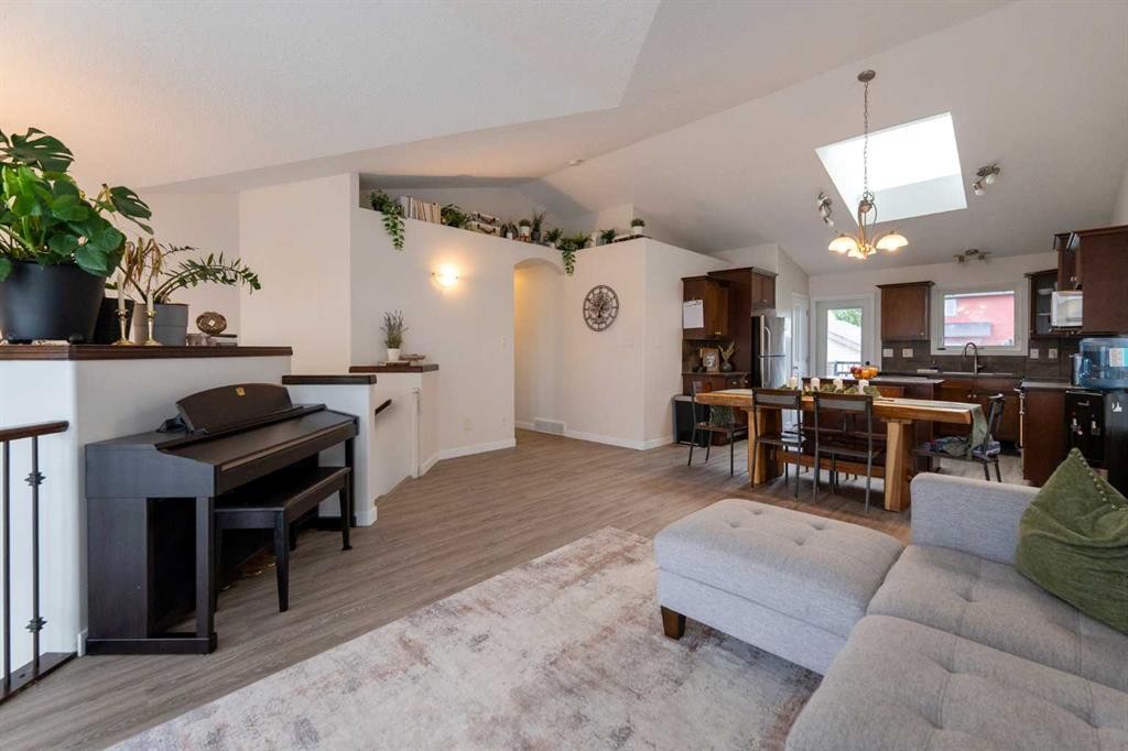 148 Coalbanks Boulevard West, Lethbridge, AB - Indoor Photo Showing Living Room