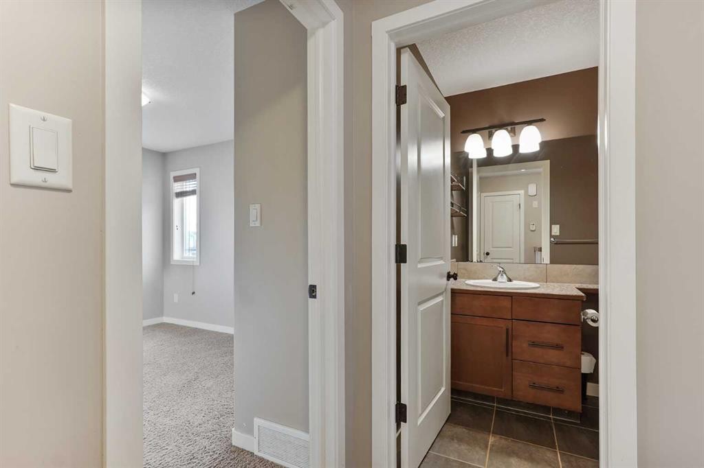 203 Haru Moriyama Place North, Lethbridge, AB - Indoor Photo Showing Bathroom