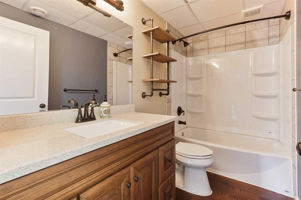 203 Haru Moriyama Place North, Lethbridge, AB - Indoor Photo Showing Bathroom