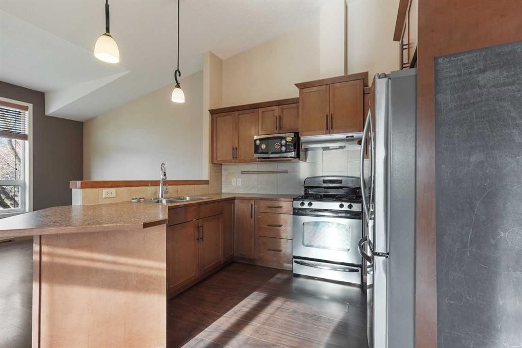 203 Haru Moriyama Place North, Lethbridge, AB - Indoor Photo Showing Kitchen With Double Sink