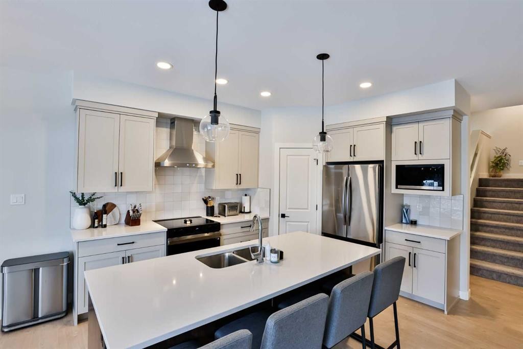 549 Riverhills Way West, Lethbridge, AB - Indoor Photo Showing Kitchen With Stainless Steel Kitchen With Double Sink With Upgraded Kitchen