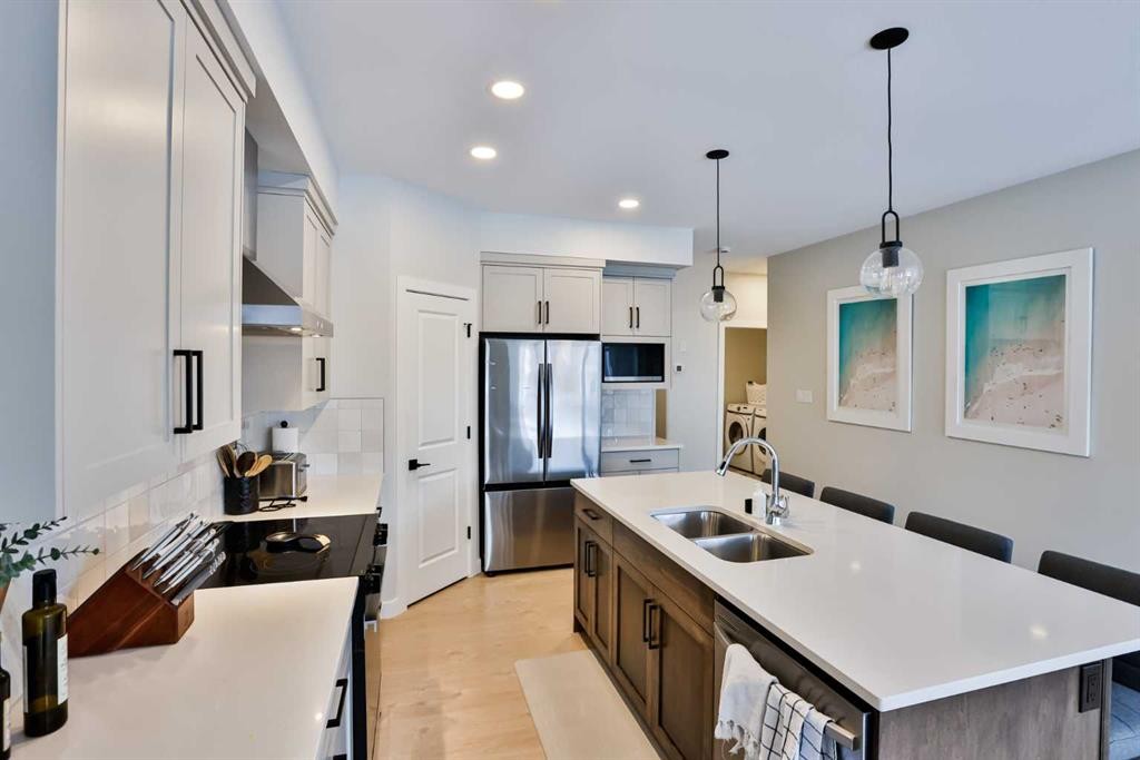 549 Riverhills Way West, Lethbridge, AB - Indoor Photo Showing Kitchen With Stainless Steel Kitchen With Double Sink With Upgraded Kitchen