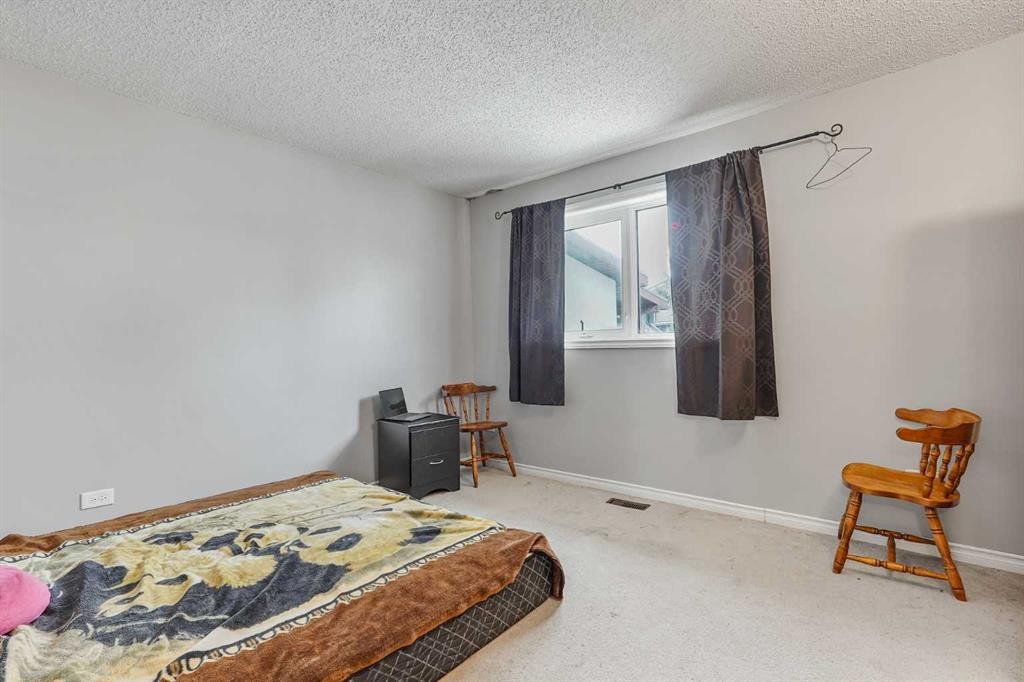 55 Chippewa Crescent West, Lethbridge, AB - Indoor Photo Showing Bedroom