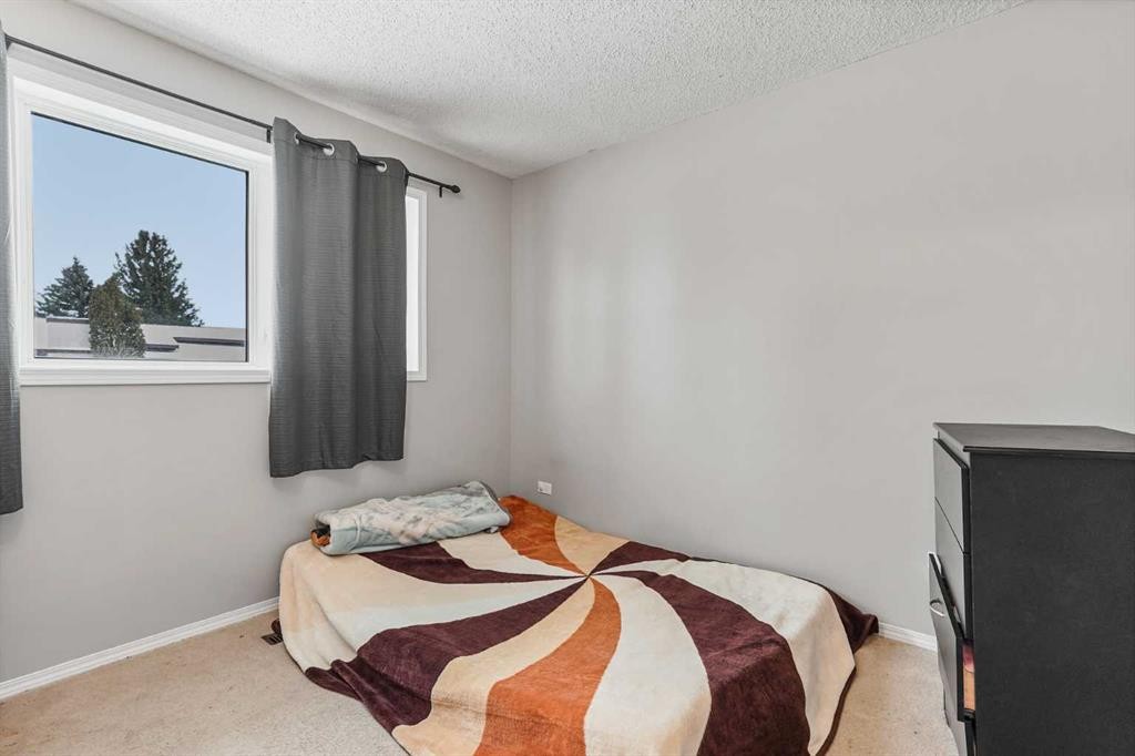 55 Chippewa Crescent West, Lethbridge, AB - Indoor Photo Showing Bedroom