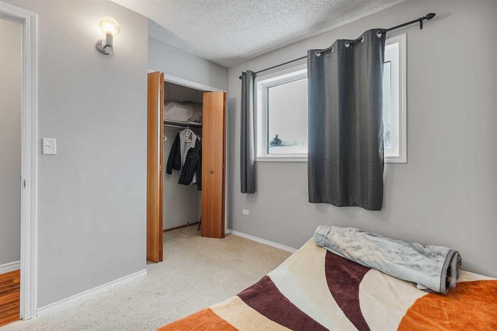 55 Chippewa Crescent West, Lethbridge, AB - Indoor Photo Showing Bedroom