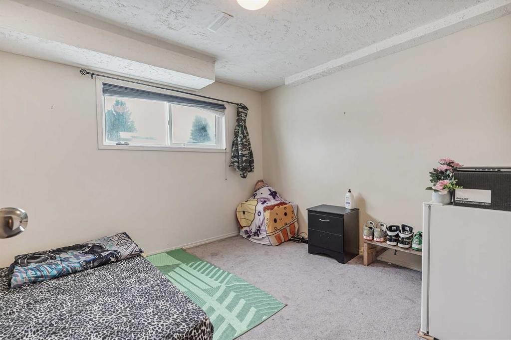 55 Chippewa Crescent West, Lethbridge, AB - Indoor Photo Showing Bedroom