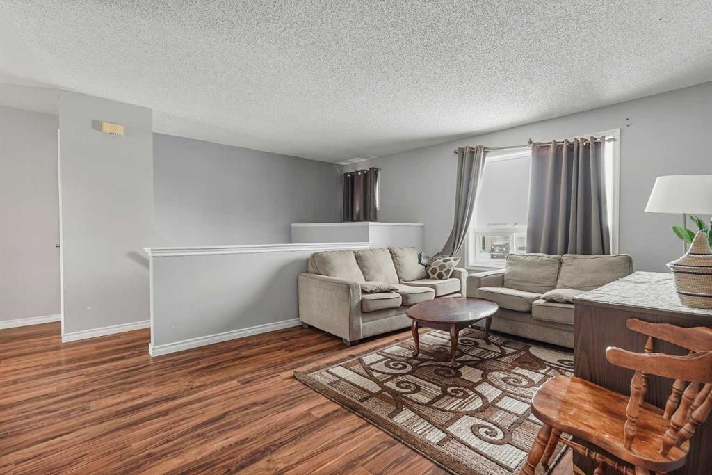 55 Chippewa Crescent West, Lethbridge, AB - Indoor Photo Showing Living Room