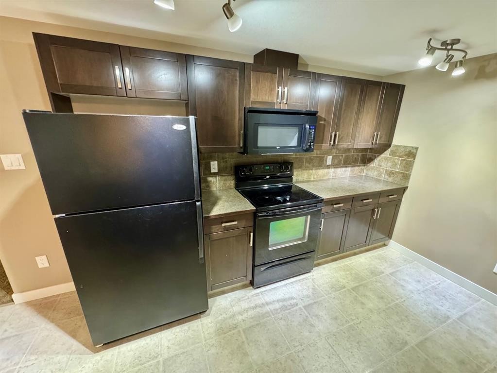 2-189 Silkstone Road West, Lethbridge, AB - Indoor Photo Showing Kitchen