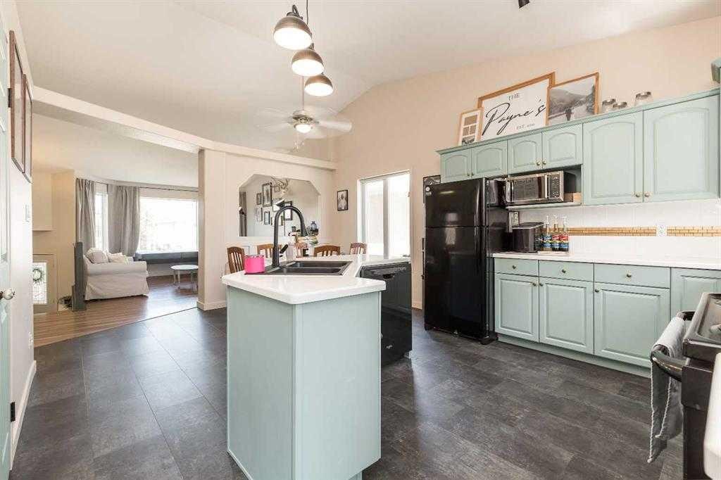 195 Cowichan Court West, Lethbridge, AB