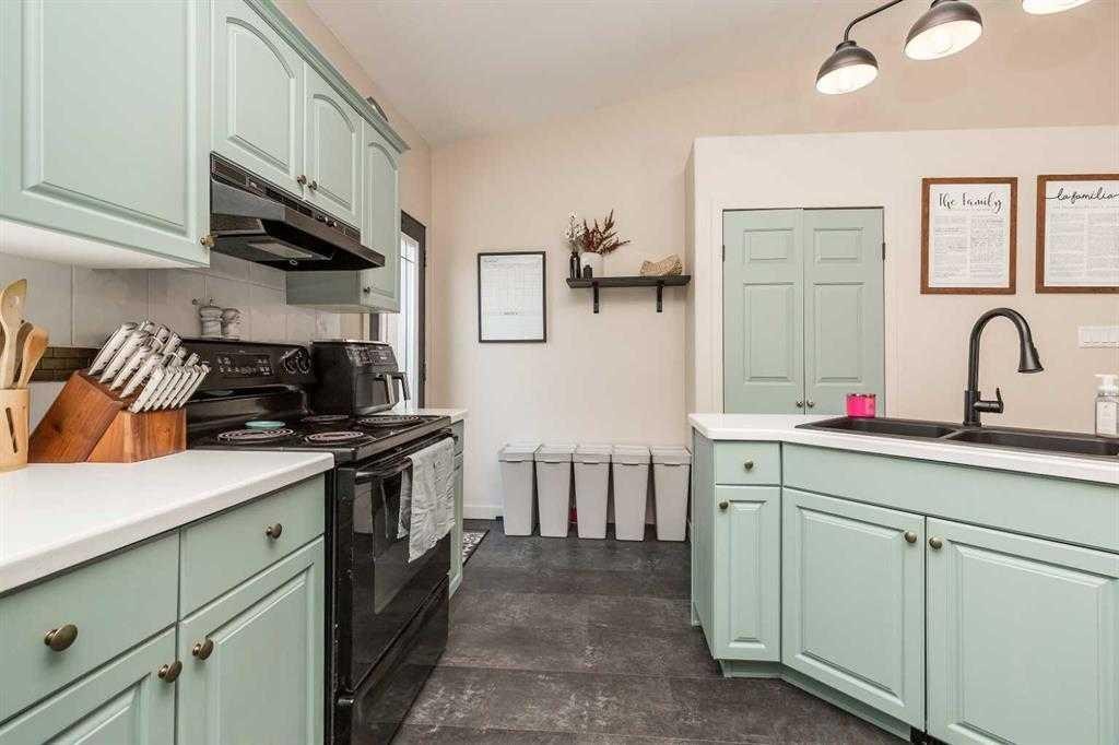 195 Cowichan Court West, Lethbridge, AB