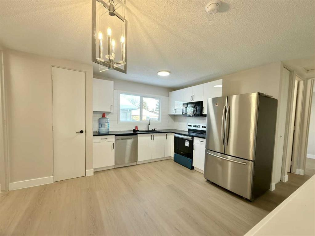 33 Greenview Close North, Lethbridge, AB - Indoor Photo Showing Kitchen