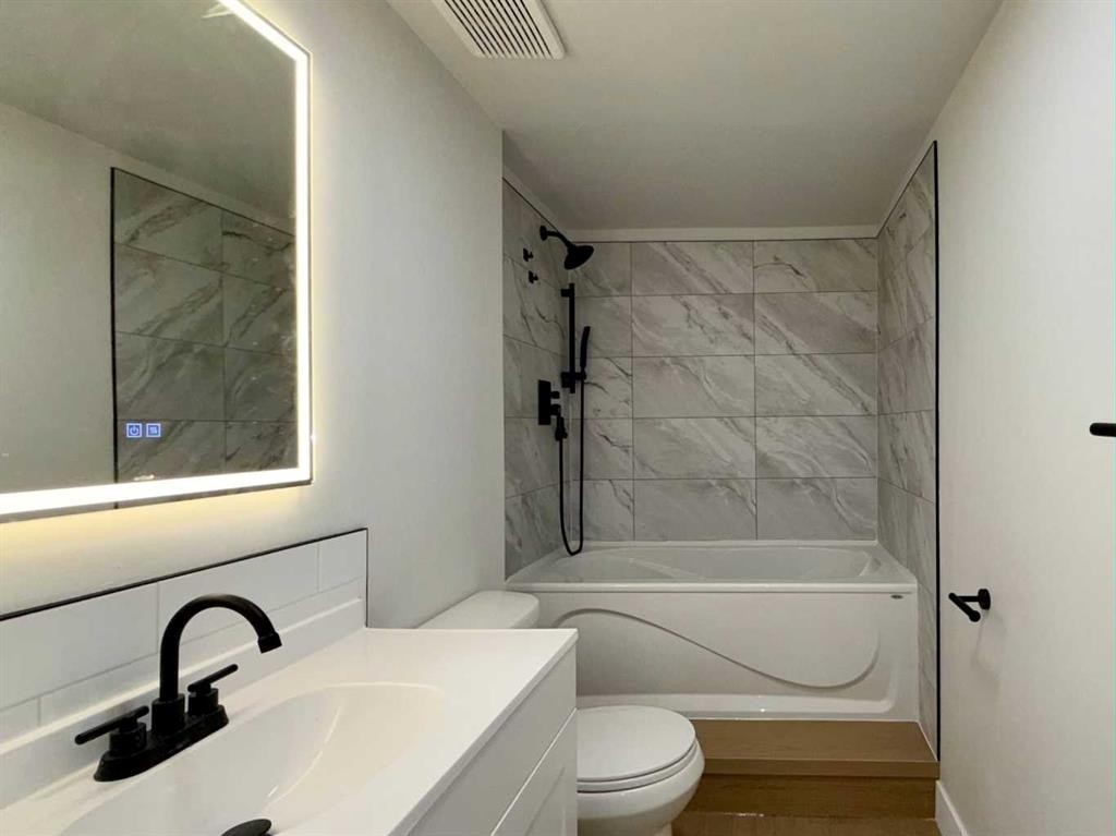 33 Greenview Close North, Lethbridge, AB - Indoor Photo Showing Bathroom