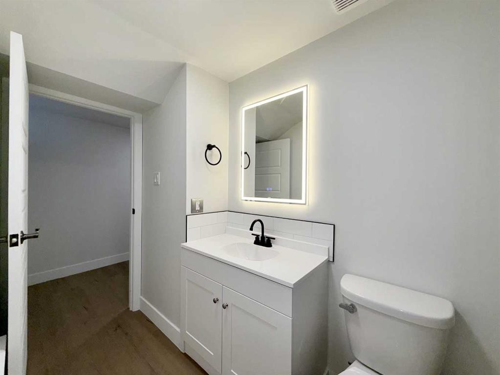 33 Greenview Close North, Lethbridge, AB - Indoor Photo Showing Bathroom