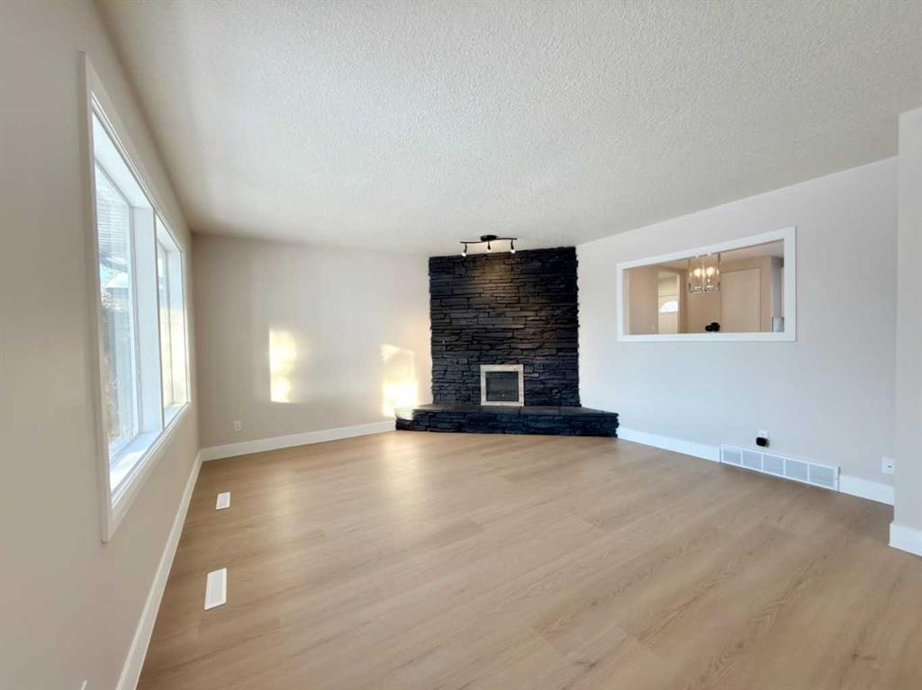 33 Greenview Close North, Lethbridge, AB - Indoor Photo Showing Living Room With Fireplace