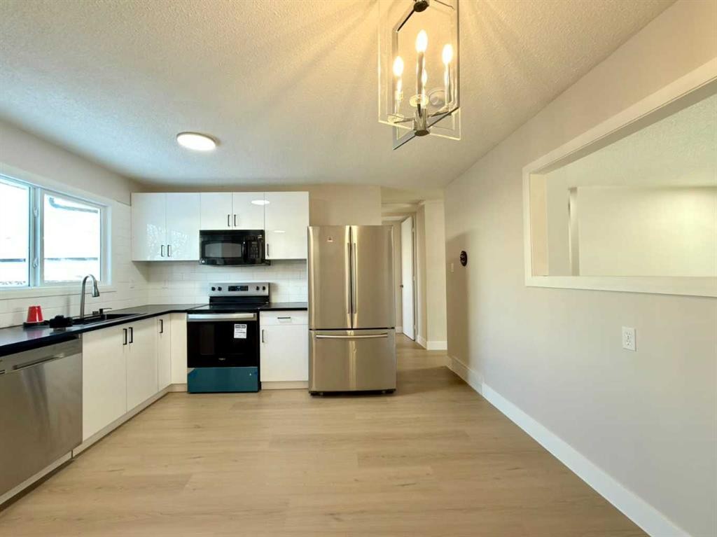 33 Greenview Close North, Lethbridge, AB - Indoor Photo Showing Kitchen
