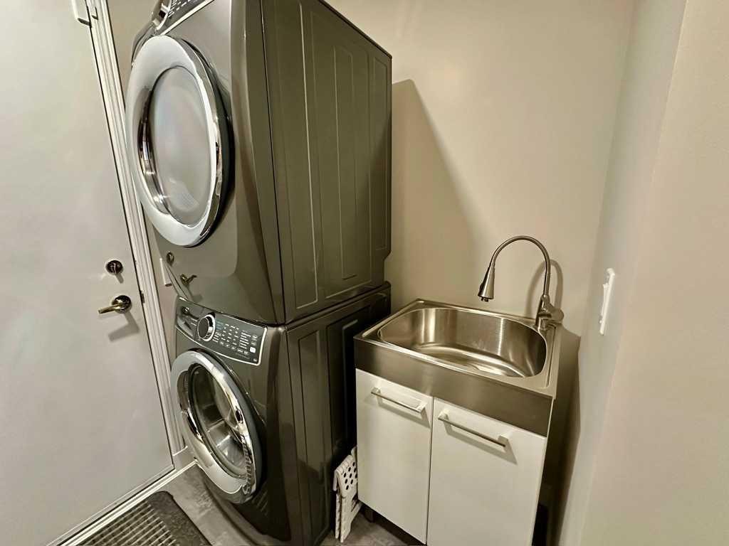 211 Canyon Boulevard West, Lethbridge, AB - Indoor Photo Showing Laundry Room
