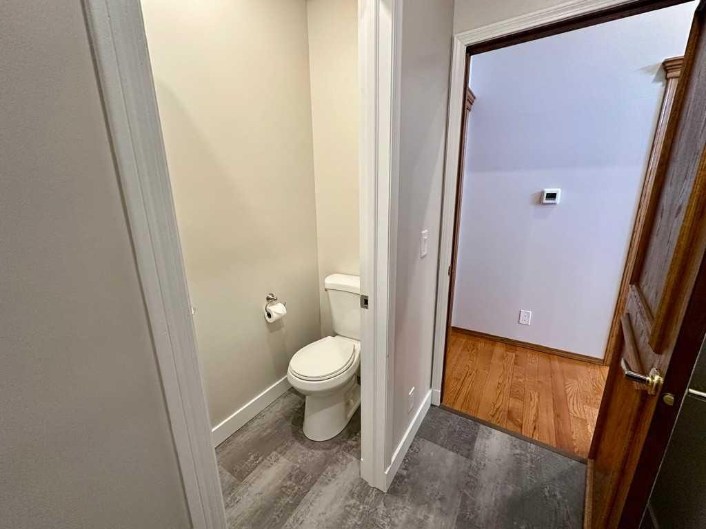 211 Canyon Boulevard West, Lethbridge, AB - Indoor Photo Showing Bathroom