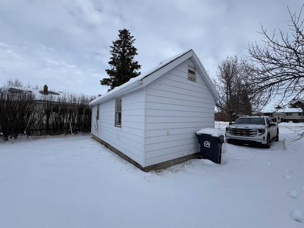 316 Broadway Street North, Raymond, AB - Outdoor With Exterior