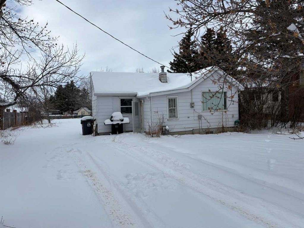 316 Broadway Street North, Raymond, AB - Outdoor