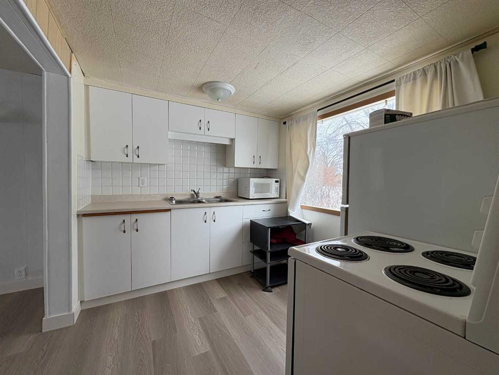 316 Broadway Street North, Raymond, AB - Indoor Photo Showing Kitchen With Double Sink