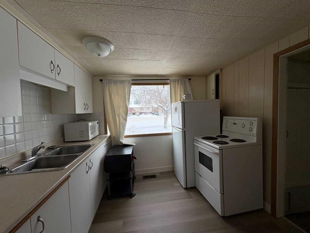 316 Broadway Street North, Raymond, AB - Indoor Photo Showing Kitchen With Double Sink
