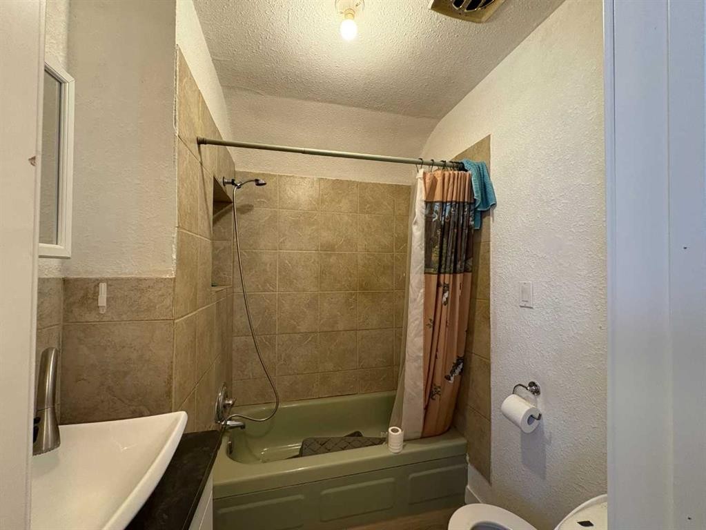 316 Broadway Street North, Raymond, AB - Indoor Photo Showing Bathroom