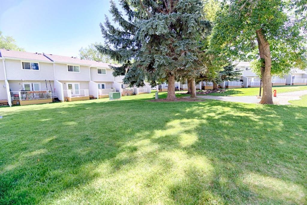 6-55 Lemoyne Crescent West, Lethbridge, AB - Outdoor