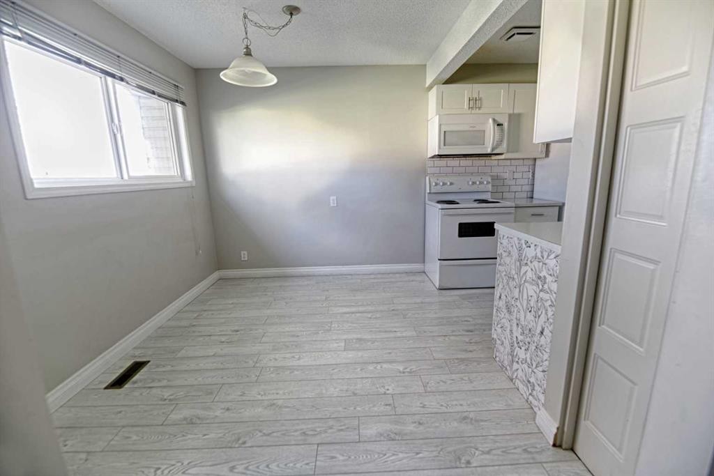 6-55 Lemoyne Crescent West, Lethbridge, AB - Indoor Photo Showing Kitchen