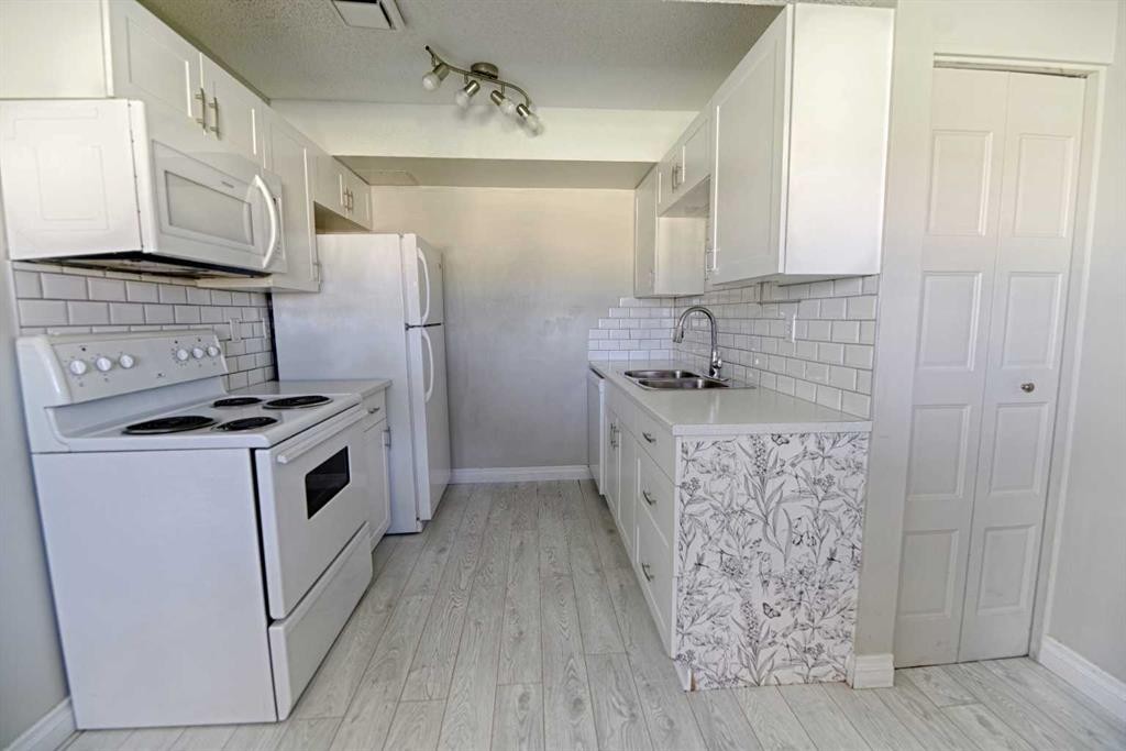 6-55 Lemoyne Crescent West, Lethbridge, AB - Indoor Photo Showing Kitchen With Double Sink