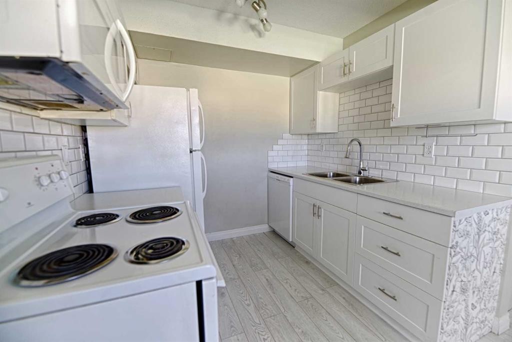 6-55 Lemoyne Crescent West, Lethbridge, AB - Indoor Photo Showing Kitchen With Double Sink