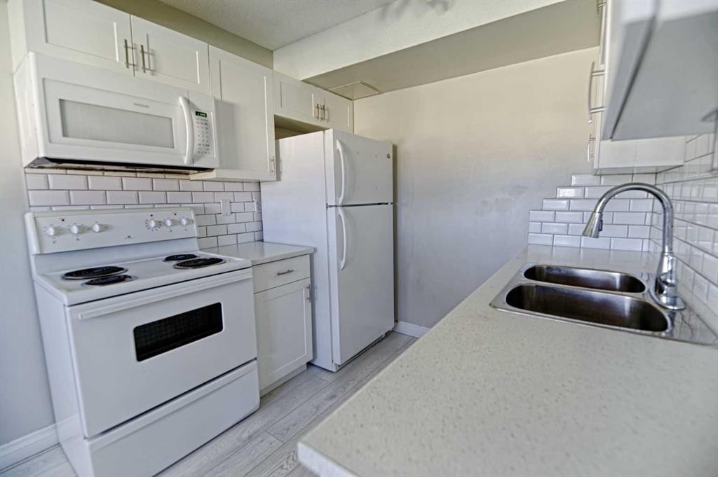 6-55 Lemoyne Crescent West, Lethbridge, AB - Indoor Photo Showing Kitchen With Double Sink