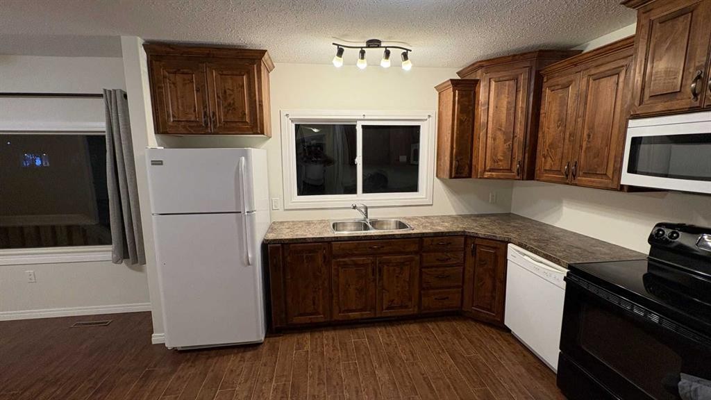 608 2 Street West, Bow Island, AB - Indoor Photo Showing Kitchen With Double Sink
